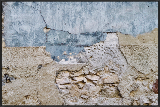 Verwitterte Mauer mit Rissen und freigelegtem Mauerwerk