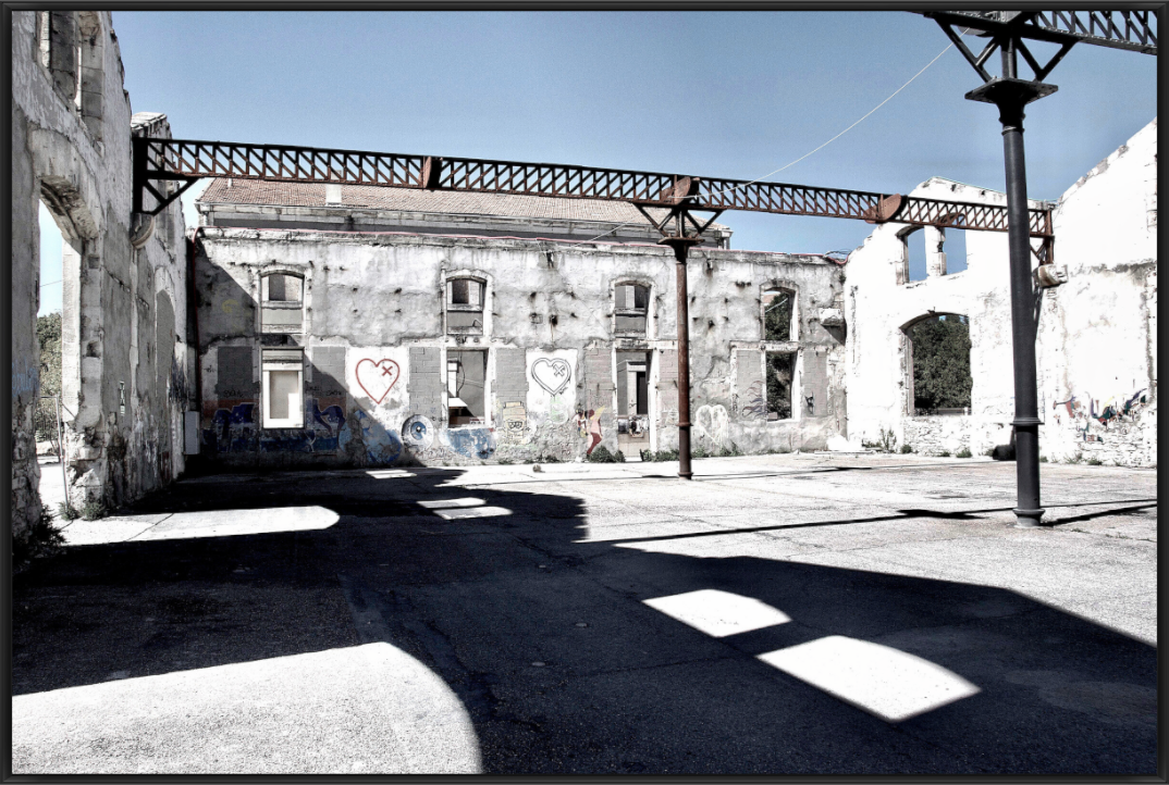 Verlassener Innenhof einer ehemaligen Industriehalle mit Graffiti