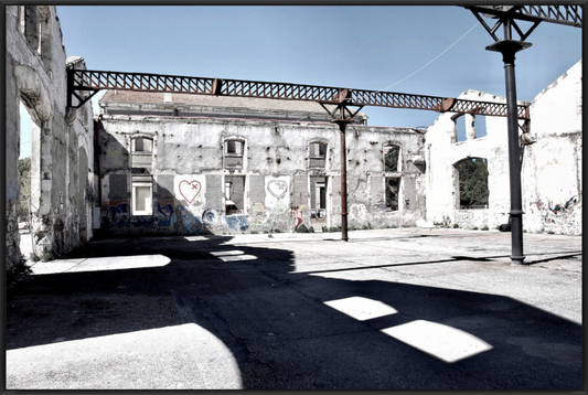 Verlassener Innenhof einer ehemaligen Industriehalle mit Graffiti