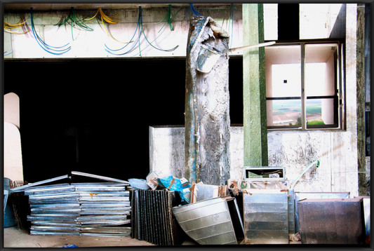 Materialien und freigelegte Leitungen in einer alten Industriehalle