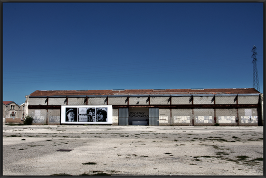 Ehemalige Industriehalle mit großformatiger Fassadenkunst