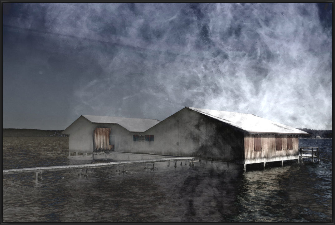 Verlassenes Gebäude am Wasser unter einem dramatischen Himmel
