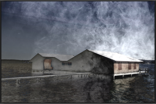 Verlassenes Gebäude am Wasser unter einem dramatischen Himmel