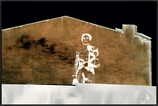 Wandbild in Negativdarstellung auf einer Hausfassade